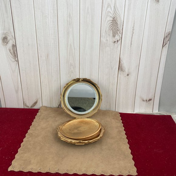 Vintage Stratton Compact Scalloped Edges Beautiful Art Nouveau Floral Bouque - Picture 4 of 6